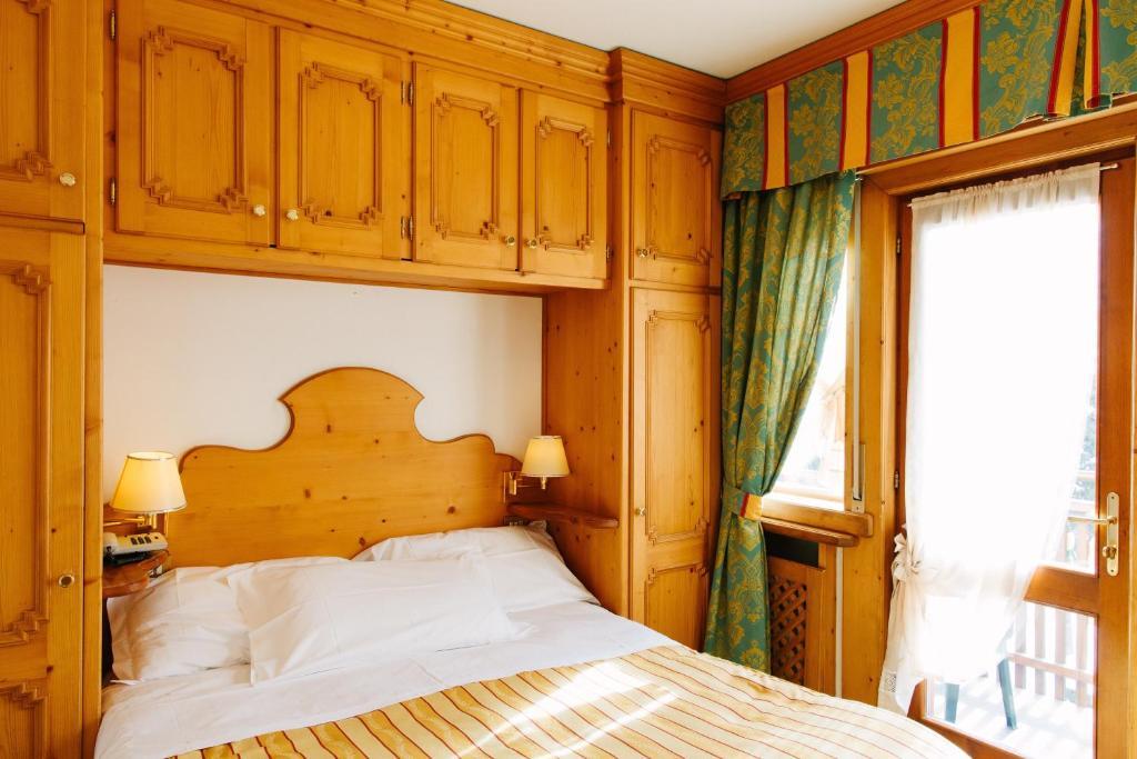 Hotel Cornelio コルティーナ・ダンペッツォ 部屋 写真